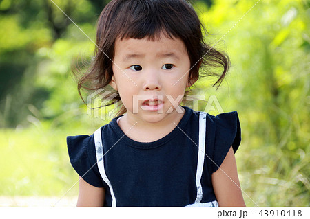 2歳の女の子のポートレート 43910418