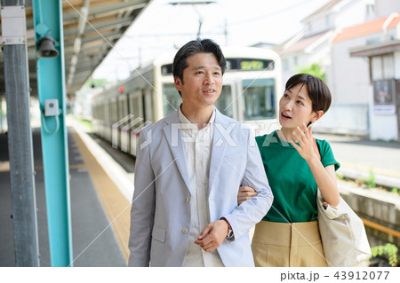 ミドル夫婦 旅行 電車 駅 観光 イメージ 撮影協力:京王電鉄株式会社 ミドル夫婦 旅行 電車 駅 観光 イメージ 撮影協力:京王電鉄株式会社 43912077