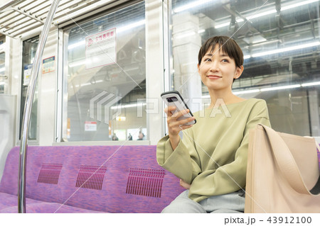 ビジネスウーマン 電車 通勤　撮影協力:京王電鉄株式会社 43912100