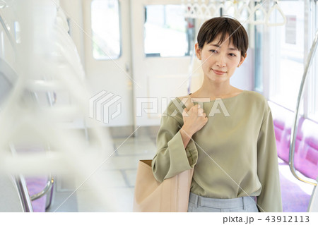 ビジネスウーマン 電車 通勤　撮影協力:京王電鉄株式会社 43912113