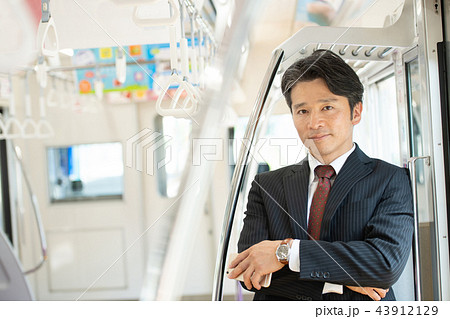 ビジネスマン 電車 鉄道  通勤　撮影協力:京王電鉄株式会社 43912129