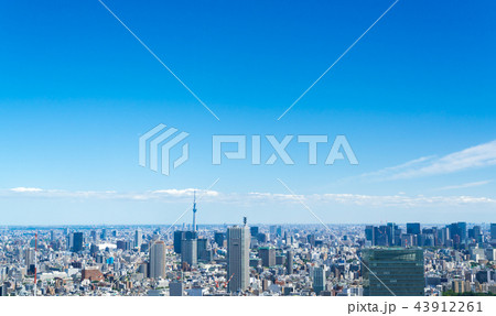 東京風景 青空と地平線 新宿から望む東京スカイツリー方面の写真素材