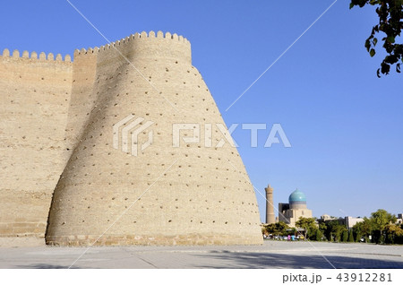 ウズベキスタンのブハラ、アーク城前のレギスタン広場から世界遺産・ブハラ旧市街を遠望する ウズベキスタンのブハラ、アーク城前のレギスタン広場から世界遺産・ブハラ旧市街を遠望する 43912281