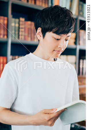 図書館で本を読む男性 図書館で本を読む男性 43913021