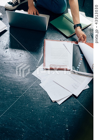 パソコンを入力する手元 43913030