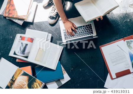 パソコンを入力する男性の手 パソコンを入力する男性の手 43913031