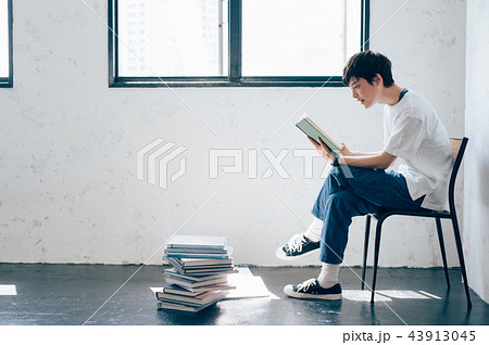 本を読む男性 43913045