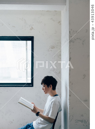 本を読む男性 本を読む男性 43913046