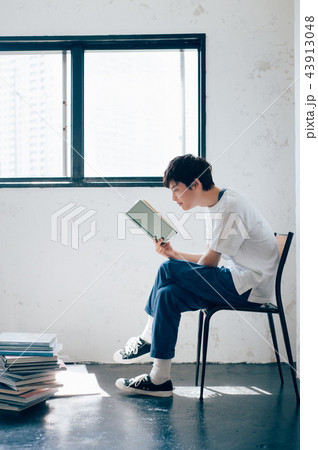 本を読む男性 本を読む男性 43913048