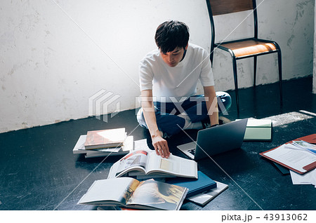 パソコンを入力する男性 パソコンを入力する男性 43913062