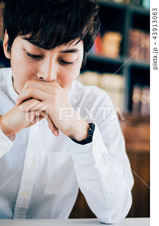 図書館で悩む男性 図書館で悩む男性 43913063