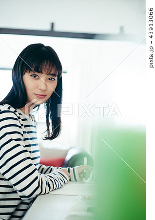 授業を受ける女性 43913066