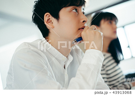 並んで授業を受ける二人 43913068