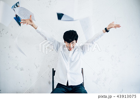 紙を放り投げる男性の写真素材