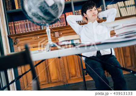 図書館で考え中の男性 43913133