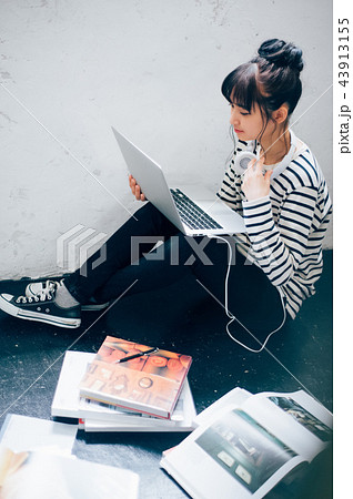 音楽を聴く女性 音楽を聴く女性 43913155