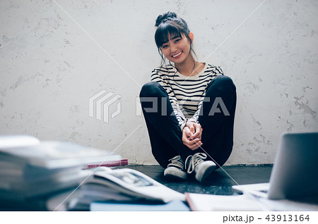壁に寄り掛かる女性 43913164