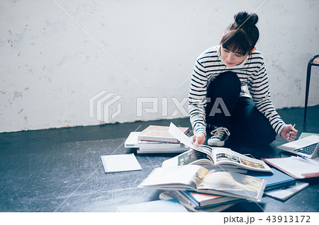 パソコンを入力する女性 43913172