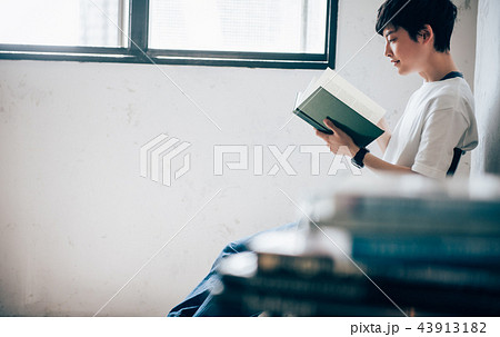 本を読む男性の写真素材