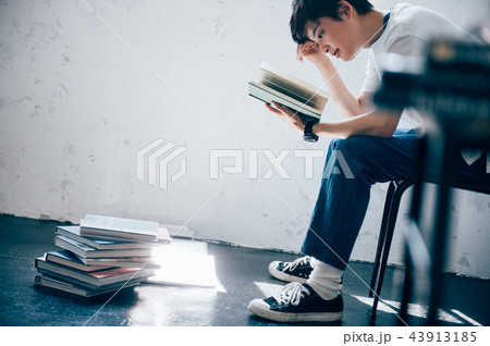 本を読む男性の写真素材