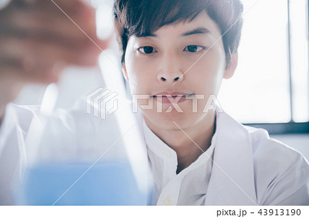 実験する男性 43913190