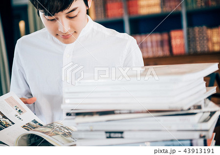 図書館で本を読む男性 図書館で本を読む男性 43913191