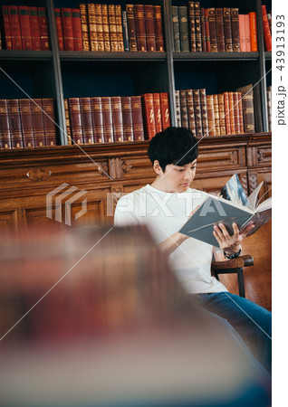 図書館で本を読む男性 図書館で本を読む男性 43913193