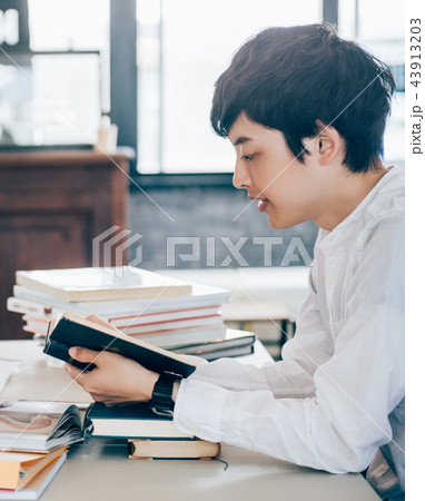 カフェで勉強する男性 43913203