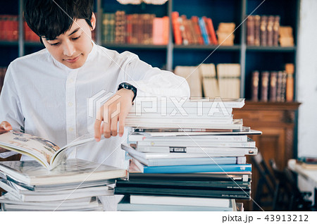 図書館で本を読む男性 図書館で本を読む男性 43913212