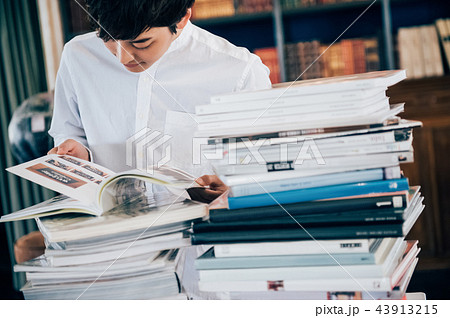 図書館で本を読む男性 図書館で本を読む男性 43913215