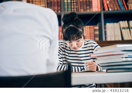図書館で勉強する女性 43913216