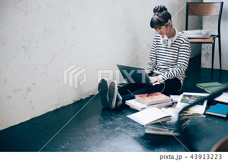 音楽を聴く女性 43913223