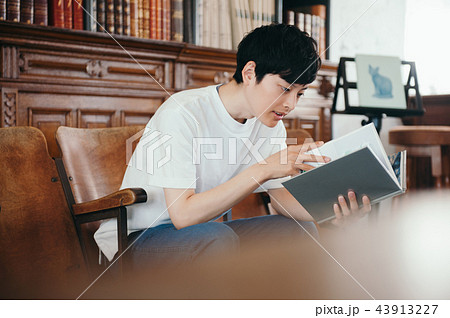 図書館で本を読む男性 43913227