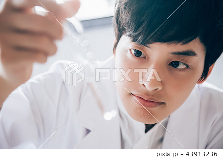 実験する男性 実験する男性 43913236