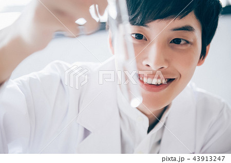 実験する男性 実験する男性 43913247