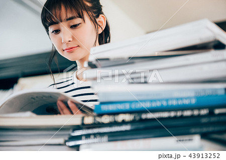 図書館で本を読む女性 43913252