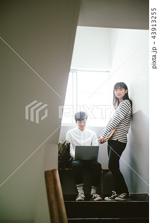 立ち話をする二人 立ち話をする二人 43913255