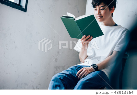 本を読む男性 43913264