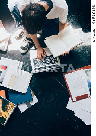 パソコンを入力する男性 パソコンを入力する男性 43913269