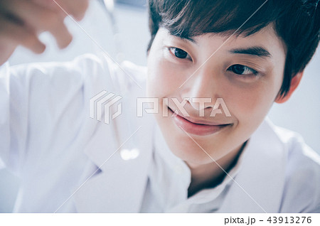 実験する男性 43913276