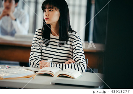 授業を受ける女性 授業を受ける女性 43913277