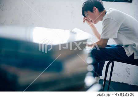 本を読む男性 本を読む男性 43913306