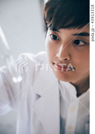 実験する男性 実験する男性 43913318