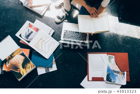 パソコンを入力する男性の手元 43913323