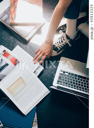 パソコンを入力する男性の手元 43913324