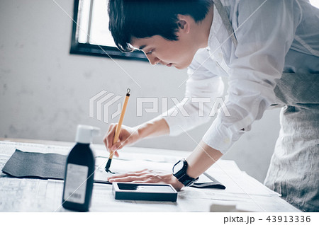 習字を書く男性 43913336