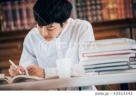 図書館で本を読む男性 43913342