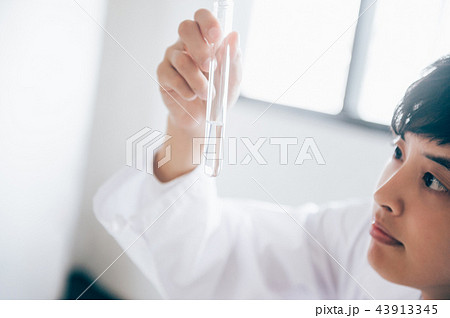実験する男性 43913345