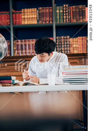 図書館で本を読む男性 図書館で本を読む男性 43913348