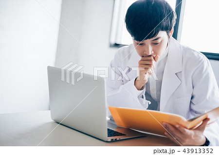 実験する男性 43913352
